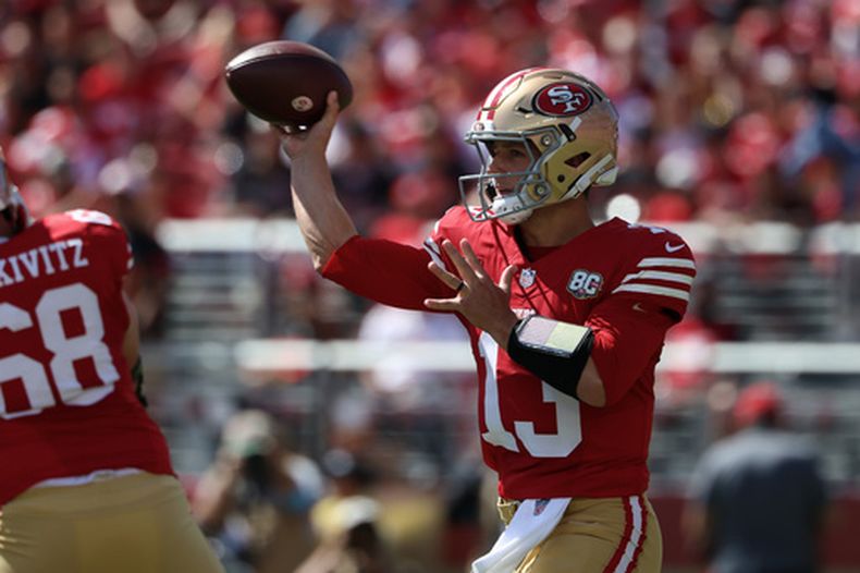 El quarterback de los 49ers de San Francisco, Brock Purdy, lanza el balón en la primera mitad del partido ante los Cardinals de Arizona, el domingo 27 de septiembre de 2026, en Santa Clara, California. (AP Foto/Jed Jacobsohn)