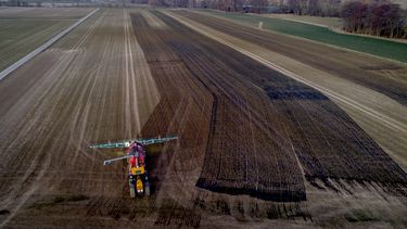 Un agricultor fertiliza un campo en Wehrheim, cerca de Fráncfort, Alemania, el miércoles 19 de febrero de 2025. (AP Foto/Michael Probst)