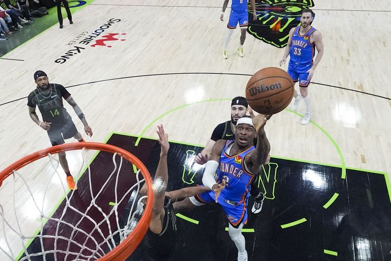 Shai Gilgeous-Alexander (2), del Thunder de Oklahoma City, ataca la canasta en la primera mitad del Juego 4 de la serie de primera ronda de playoffs en contra de los Pelicans de Nueva Orleans, el lunes 29 de abril de 2024. (AP Foto/Gerald Herbert)