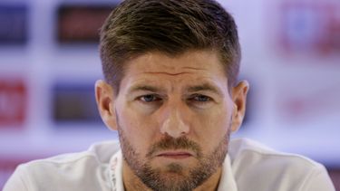 americateve | Steven Gerrard hablando en una conferencia de prensa en R&iacute;o de Janeiro el 22 de junio del 2014. El capit&aacute;n de Inglaterra, de 34 a&ntilde;os, anunci&oacute; que no volver&aacute; a jugar con la selecci&oacute;n. (AP Photo/Matt Dunham, File)