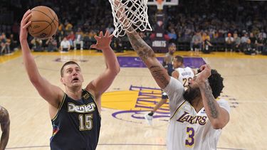 Con 28 puntos de Jokic, Nuggets se imponen 129-118 a Lakers