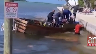 capta el momento en que balseros cubanos desembarcan en la playa de un hotel en los cayos de la florida