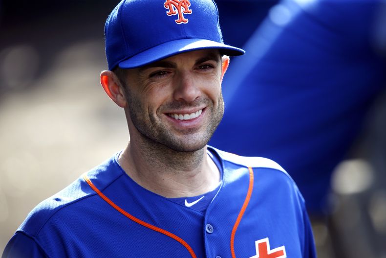 ARCHIVO - En esta foto del 30 de septiembre de 2018, David Wright de los Mets de Nueva York tras una ceremonia durante el juego contra los Marlins de Miami en Nueva York. (AP Foto/Jason DeCrow)