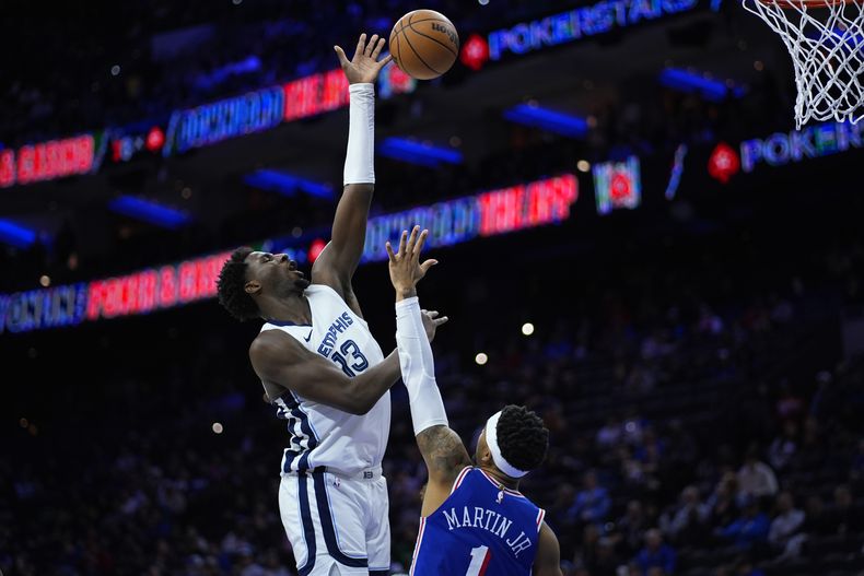Jaren Jackson Jr., de los Grizzlies de Memphis, salta para disparar frente a KJ Martin, de los 76ers de Filadelfia, en el partido del miércoles 6 de marzo de 2024 (AP Foto/Matt Slocum)