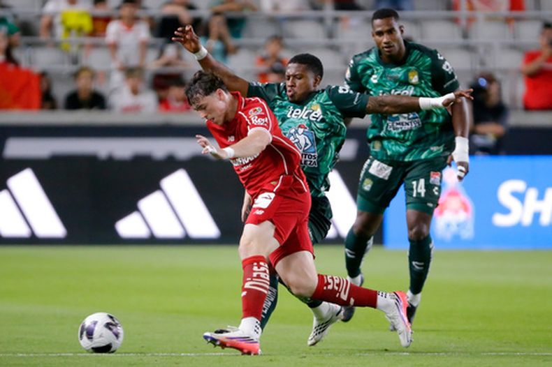 El uruguayo Federico Viñas, del Toluca, conduce el balón frente al colombiano Juan José Guevara Possu, en la semifinal de la Leagues Cup, el miércoles 2 de septiembre de 2026, en Houston (AP Foto/Michael Wyke)