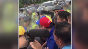 regimen de maduro reprime con violencia marcha de opositores