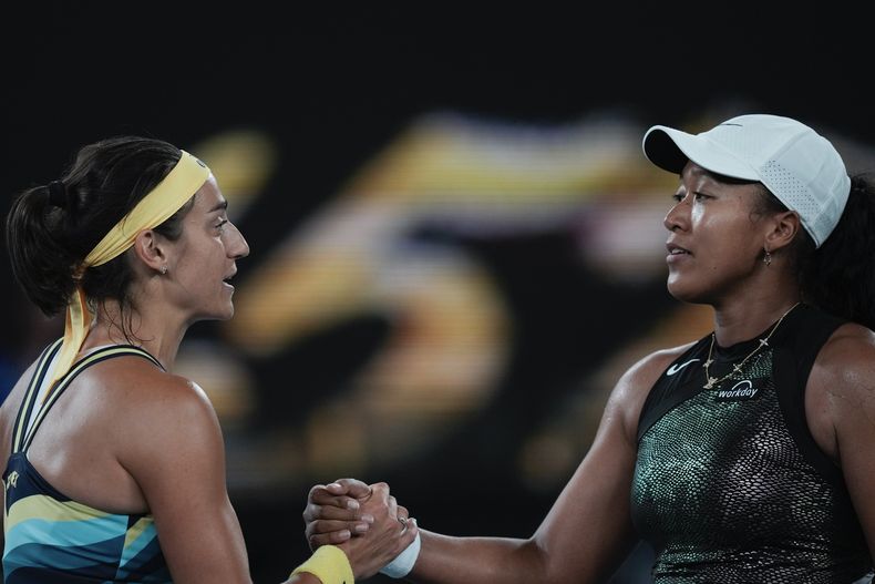 Caroline Garcia (izquierda) recibe las felicitaciones de Naomi Osaka tras el partido de la primera ronda del Abierto de Australia, el lunes 15 de enero de 2024, en Melbourne. (AP Foto/Louise Delmotte)