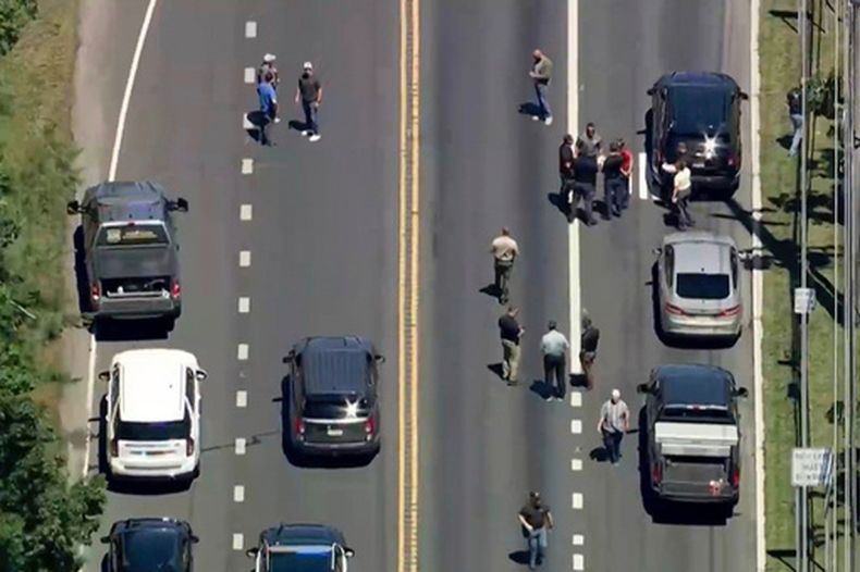Esta imagen, tomada de un vídeo proporcionado por WPVI-TV/6ABC, muestra a las fuerzas del orden acudiendo al lugar donde, según la policía, un agente migratorio fue atropellado por un vehículo, el lunes 15 de junio de 2026 en Stafford Township, N. (WPVI-TV/6ABC vía AP)