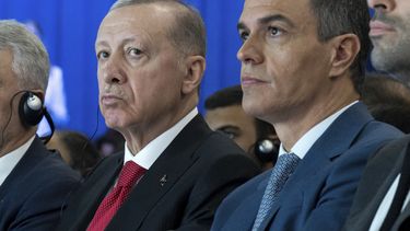 El presidente del gobierno de España, Pedro Sánchez, se sienta junto al presidente turco Recep Tayyip Erdogan, a la izquierda, durante una reunión en Madrid el jueves 13 de junio de 2024. (Diego Radames/Europa Press vía AP)