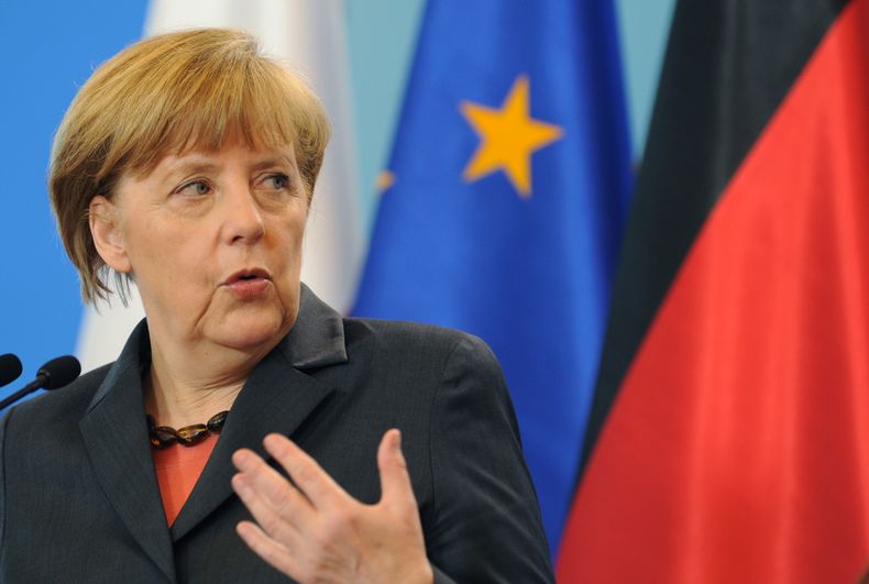 La canciller alemana Angela Merkel respon de a preguntas de la prensa durante un encuentro con medios tras su reuni&oacute;n con el primer ministro de Polonia Donald Tusk, en Varsovia, Polonia, el mi&eacute;rcoles 12 de marzo de 2014. (Foto de AP/Alik Kep