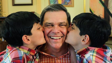 americateve | En una entrevista con el Nuevo Herald, Juan Manuel Cao con motivo del día del padre le contó a Arturo Arias-Polo como es su experiencia de se ser papá por partida doble.