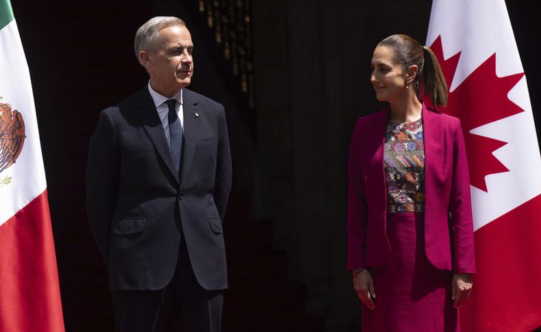 El primer ministro de Canadá, Mark Carney, a la izquierda, junto a la presidenta de México, Claudia Sheinbaum, durante la ceremonia de bienvenida en el Palacio Nacional de la Ciudad de México, el jueves 18 de septiembre de 2025. (Adrian Wyld/The Canadian Press vía AP)