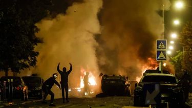 una nueva noche de disturbios en francia deja 1.311 detenciones y 79 policias heridos