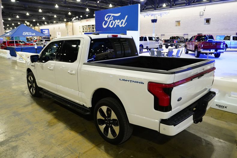 ARCHIVO - Camioneta Ford F-150 Lightning exhibida en el Salón del Automóvil de Filadelfia, 27 de enero de 2023. Ford retira más de 870.000 camionetas F-150 de modelos 2021 a 2023 en Estados Unidos porque los frenos de estacionamiento pueden encenderse inesperadamente. (AP Photo/Matt Rourke, File)