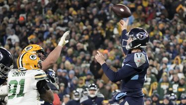 Tannehill agrega peligro aéreo a Henry y su defensa a Titans