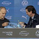 El presidente de la Asociación Uruguaya de Fútbol, Ignacio Alonso (derecha), le entrega la camiseta de la selección al nuevo técnico Marcelo Bielsa durante una rueda de prensa, el miércoles 17 de mayo de 2023, en Montevideo. (AP Foto/Santiago Mazzarovich)