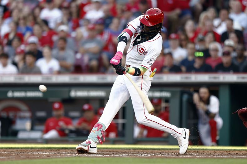 Elly De La Cruz de los Rojos de Cincinnati batea un jonrón de tres carreras ante los Cachorros de Chicago, el jueves 6 de junio de 2024. (AP Foto/Paul Vernon)
