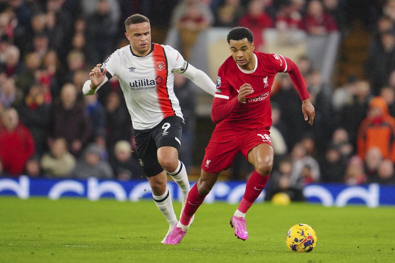Cody Gakpo del Liverpool pelea por el balón con Carlton Morton del Luton en el encuentro de la LigaPremier el miércoles 21 de febrero del 2024. (AP Foto/Jon Super)