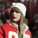 ARCHIVO - Taylor Swift llega antes de un partido de postemporada de la NFL entre los Chiefs de Kansas City y los Dolphins de Miami el 13 de enero de 2024, en Kansas City, Missouri. Por semanas, el escrutinio sobre los viajes de la cantante Taylor Swift en jets privados ha estado en ebullición en las redes sociales, la gente señala las emisiones de dióxido de carbono que calientan el planeta liberadas con cada vuelo. (Foto AP/Ed Zurga, archivo)