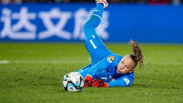 La portera de Suiza, Gaelle Thalmann, ataja un balón durante un partido del Grupo A del Mundial femenino contra Noruega, en Hamilton, Nueva Zelanda, el 25 de julio de 2023. (AP Foto/Abbie Parr)