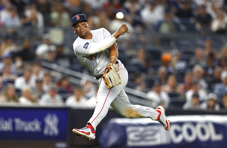 El tercera base dominicano de los Medias Rojas de Boston, Rafael Devers lanza para poner fuera en primera base a DJ LeMahieu de los Yankees de Nueva York durante la octava entrada del juego de béisbool, el domingo 7 de julio de 2023, en Nueva York. (AP Foto/Noah K. Murray)