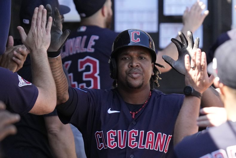 José Ramírez, de los Guardianes de Cleveland, celebra con sus compañeros en la caseta después de batear jonrón de dos carreras durante la séptima entrada del juego de béisbol en contra de los Medias Blancas de Chicago, en Chicago, el domingo 30 de julio de 2023. (AP Foto/Nam Y. Huh)