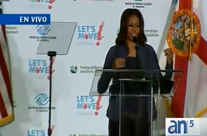 La Primera Dama Michelle Obama prmoviendo su programa de salud "A Moverse".