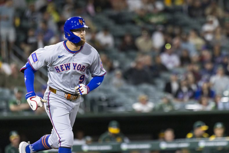 Brandon Nimmo, de los Mets de Nueva York, corre a la inicial tras recibir un boleto en el juego del viernes 11 de abril de 2025, ante los Atléticos en West Sacramento (AP Foto/Sara Nevis)