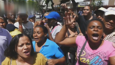 venezolanos protestan en las colas para comprar comida en el mercado