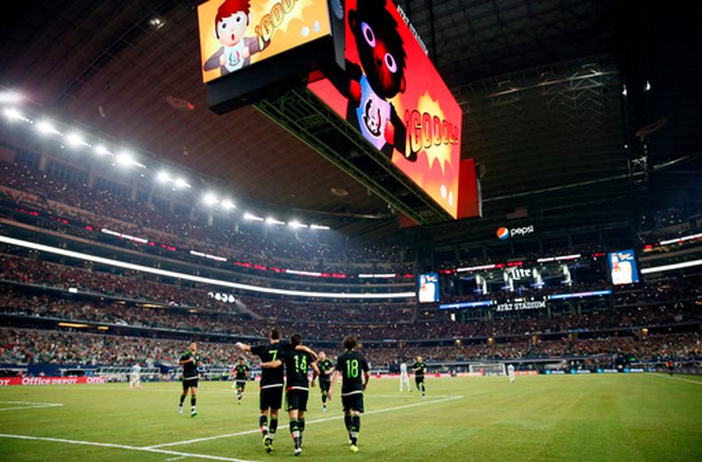 ARCHIVO - El delantero mexicano Javier Hernández (14) celebra con sus compañeros tras anotar un gol en un partido amistoso contra Argentina en el estadio AT&T en Arlington, Texas, el 8 de septiembre de 2015. (AP Foto/Tony Gutiérrez)