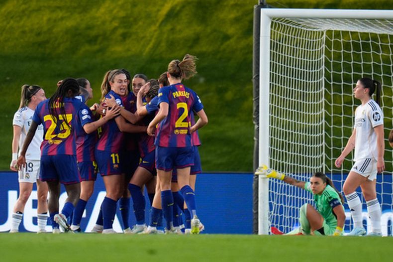 Las integrantes del Barcelona celebran después de que Esmee Brugts anotara el segundo gol de su equipo durante el juego de ida de los cuartos de final de la Champions League femenina entre el Real Madrid y el Barcelona en Madrid, España, el miércoles 25 de marzo de 2026. (Foto AP/Manu Fernandez)