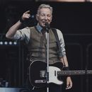 ARCHIVO - Bruce Springsteen habla con el público durante un concierto con la E Street Band en el Estadio Olímpico de Berlín, Alemania, el 11 de junio de 2025. (Foto AP/Markus Schreiber, archivo)