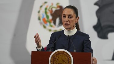 ARCHIVO - La presidenta mexicana Claudia Sheinbaum encabeza su conferencia de prensa de todas las mañanas en Palacio Nacional en Ciudad de México el lunes 3 de febrero de 2025. (AP Foto/Marco Ugarte, Archivo)