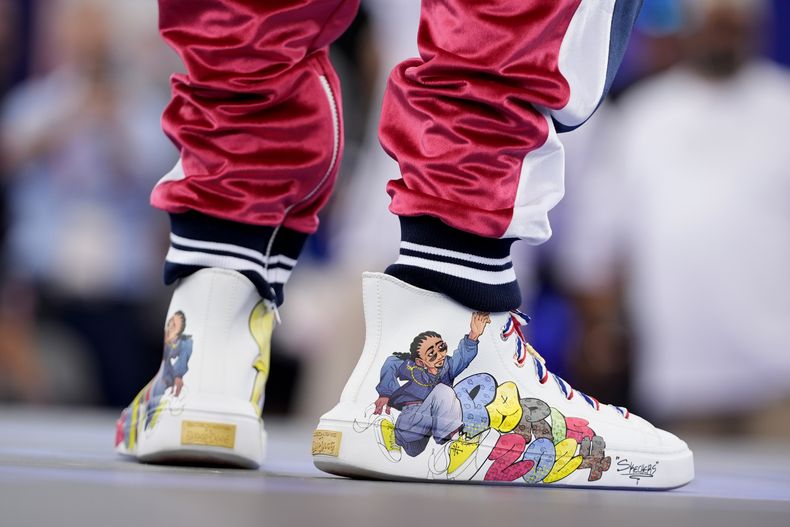 Las zapatillas del artista estadounidense Snoop Dogg mientras actúa en el escenario antes de la competencia de break en el Parque Urbano La Concorde en los Juegos Olímpicos de Verano de 2024, el viernes 9 de agosto de 2024, en París, Francia. (Foto AP/Frank Franklin)
