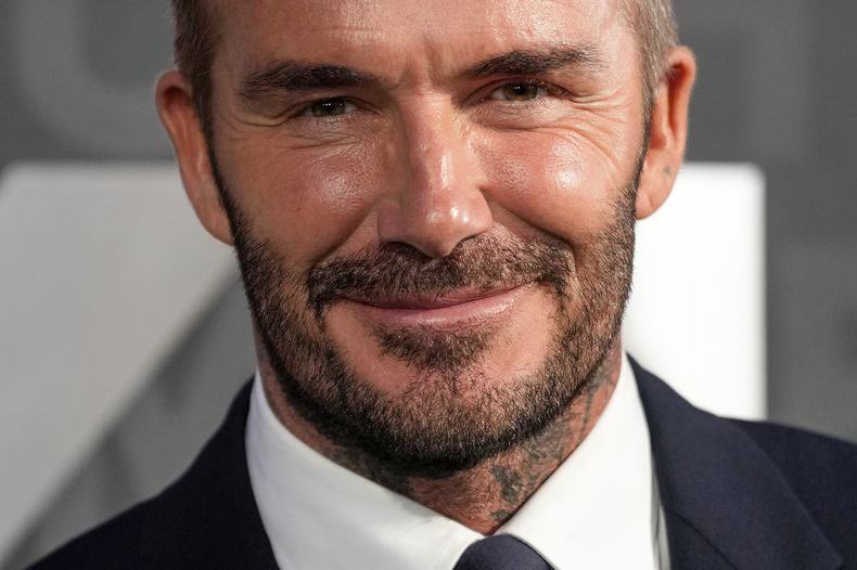 David Beckham posa a su llegada al estreno de la serie documental Beckham el martes 3 de octubre de 2023 en Londres. (Scott Garfitt/Invision/AP)