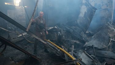 Un hombre camina por un mercado dañado por un ataque ruso en Zaporiyia, Ucrania, el sábado 26 de septiembre de 2026. (AP Foto/Kateryna Klochko)