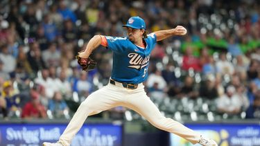 El pitcher de los Cerveceros de Milwaukee Robert Gasser lanza en la primera entrada ante los Cardenales de San Luis el viernes 25 de septiembre del 2026. (AP Foto/Aaron Gash)