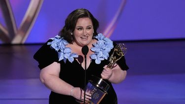 Jessica Gunning recibe el premio a mejor actriz de reparto en una serie limitada, antología o película para televisión por Baby Reindeer durante la 76ª edición de los premios Emmy el domingo 15 de septiembre de 2024 en el Teatro Peacock de Los Ángeles. (Foto AP/Chris Pizzello)