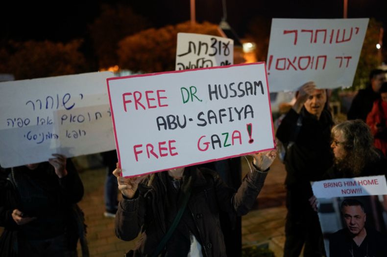 ARCHIVO - Una mujer sostiene un cartel que dice Liberen al doctor Hussam Abu Safiya, Liberen Gaza durante una protesta ante las oficinas de Shin Bet en la que pedían la liberación del médico, en Tel Aviv, Israel, el 1 de enero de 2025. (AP Foto/Matias Delacroix, Archivo)