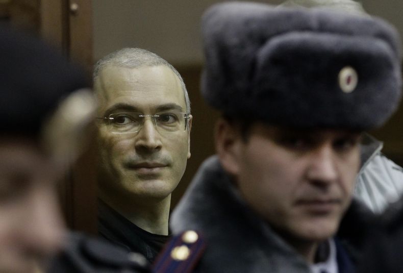 ARCHIVO- En imagen del jueves 30 de diciembre de 2010, el magnate Mijail Jodorkovsky, izquierda, mira detr&aacute;s de un vidrio en una sala de la corte en Mosc&uacute;, Rusia. El presidente ruso Vladimir Putin firm&oacute; el viernes 20 de diciembre de 2