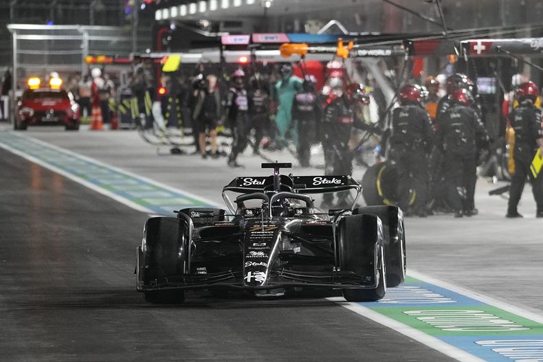 El piloto de Alfa Romeo Valtteri Bottas sale de los pits durante el Gran Premio de Las Vegas de la Fórmula Uno el sábado 18 de noviembre de 2023. (AP Foto/Darron Cummings, POOL)