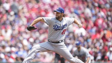 Clayton Kershaw (22), abridor de los Dodgers de Los Ángeles, lanza en contra de los Rojos de Cincinnati, en partido de béisbol, el jueves 8 de junio de 2023, en Cincinnati. (AP Foto/Jeff Dean)