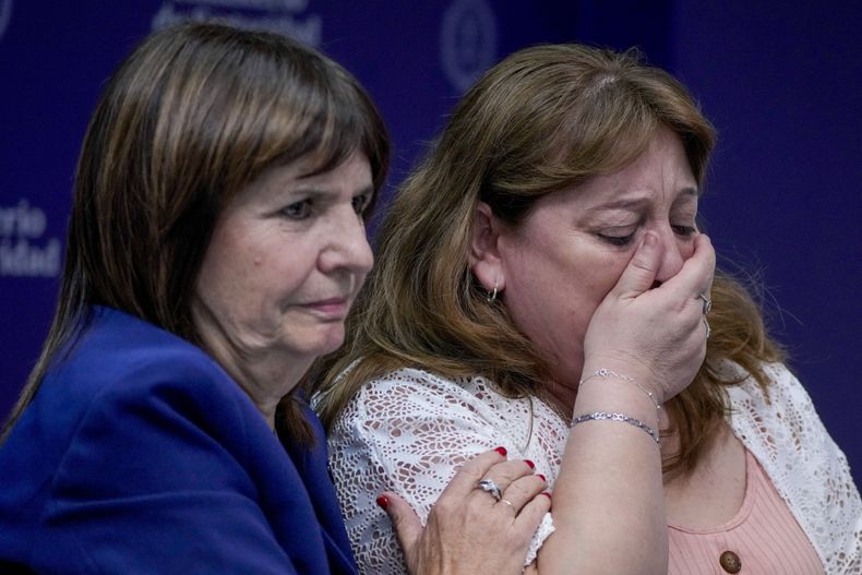 ARCHIVO - Griselda Heredia (derecha), madre de Nahuel Gallo, un policía militar argentino arrestado a principios de diciembre en Venezuela, y la ministra de Seguridad argentina Patricia Bullrich dan una conferencia de prensa en Buenos Aires, Argentina, el viernes 27 de diciembre de 2024. (AP Foto/Natacha Pisarenko, Archivo)