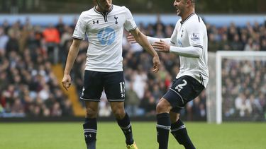 americateve | Andros Townsend, izquierda, celebra con Kyle Walker tras marcar un gol para Tottenham en la victoria 2-0 ante Aston Villa en la Liga Premier inglesa el domingo 20 de octubre de 2013. (AP Foto/Alastair Grant)