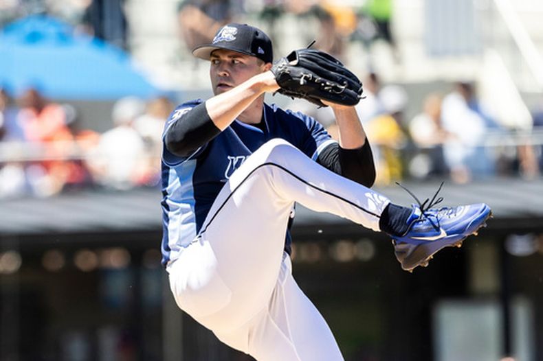 El pitcher de los Tigres de Detroit Tarik Skubal lanza en una apertura de rehabilitación con los Whitecaps de West Michigan ante los Dayton Dragos el domingo 7 de junio del 2026. (Isaac Ritchey/The Grand Rapids Press via AP)