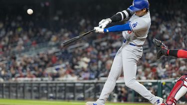 El japonés Shohei Ohtani, bateador designado de los Dodgers de Los Ángeles, batea un doble productor en la novena entrada del juego ante los Nacionales de Washington, el miércoles 24 de abril de 2024 (AP Foto/Alex Brandon)