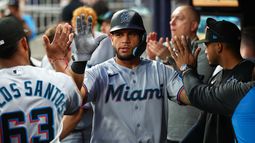 El dominicano Agustín Ramírez de los Marlins de Miami le da los cinco a sus compañeros tras anotar en la cuarta entrada ante los Bravos de Atlanta el lunes 13 de abril del 2026. (AP Foto/Colin Hubbard) El dominicano Agustín Ramírez de los Marlins de Miami le da los cinco a sus compañeros tras anotar en la cuarta entrada ante los Bravos de Atlanta el lunes 13 de abril del 2026. (AP Foto/Colin Hubbard)