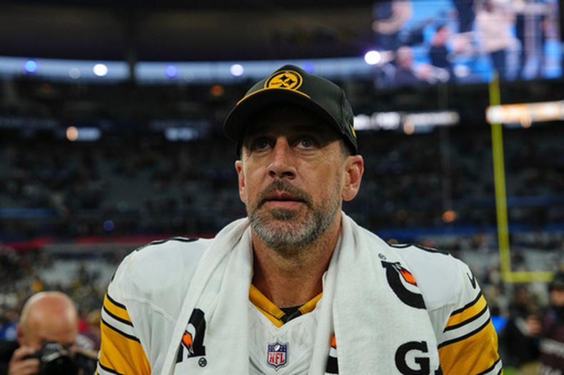 El quarterback Aaron Rodgers (8) de los Steelers de Pittsburgh tras la victoria ante los Saints de Nueva Orleans, el domingo 25 de octubre de 2026, en Saint-Denis, Francia. (AP Foto/Aurelien Morissard)