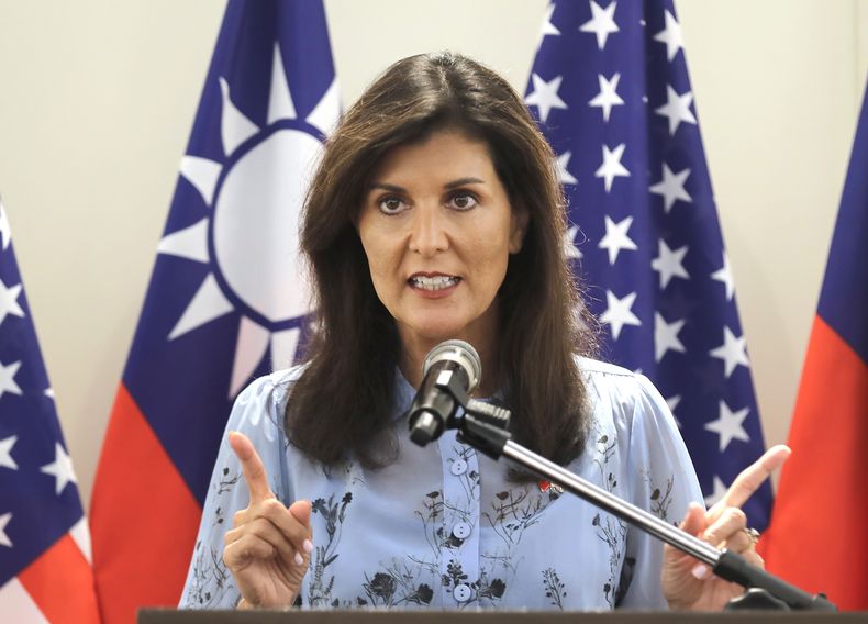 Nikki Haley, exembajadora de Estados Unidos ante la ONU, habla con los medios durante su conferencia de prensa antes de dejar Taipéi, Taiwán, el sábado 24 de agosto de 2024. (AP I si al foto/Chiang Ying-ying)