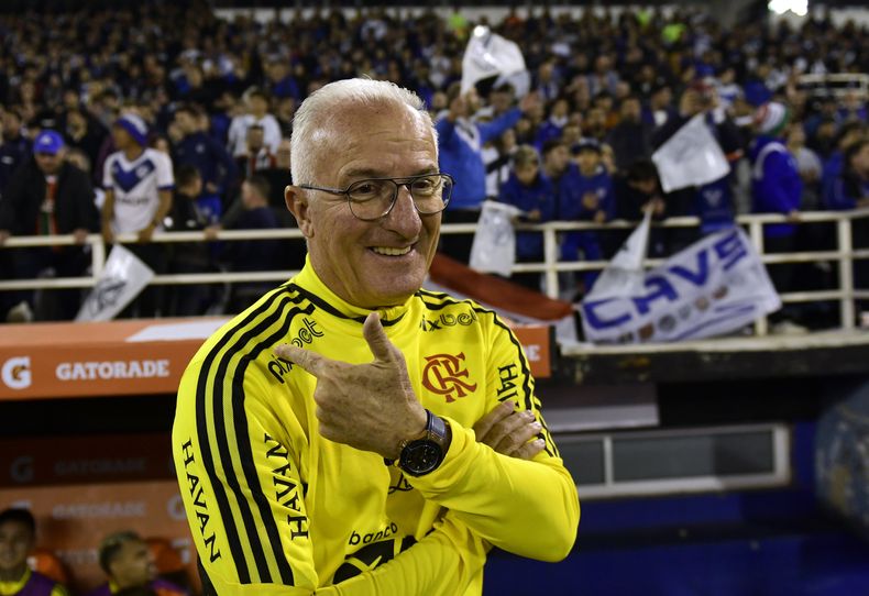 ARCHIVO - Dorival Júnior, del Flamengo de Brasil, sonríe antes del partido de ida de la Copa Libertadores en Buenos Aires, el 31 de agosto de 2022 (AP Foto/Gustavo Garello, archivo)